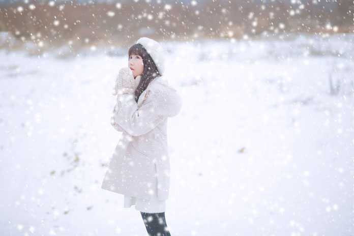 ps怎样把人物图片制作成漫天飞舞的雪景效果?